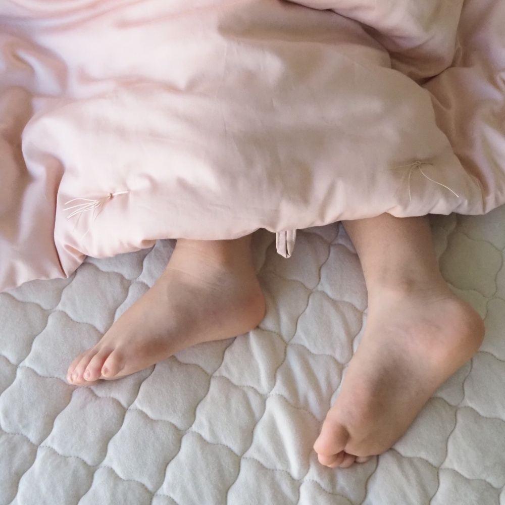 布団 掛布団 綿布団 羽毛布団 肌掛け 薄掛け 夏布団 夏掛け 包まれる ふとん わた 綿100% 超長綿 スーピマ 打ち直し 仕立てかえ 手づくり 手作業 職人 一級寝具技能士 マザーコットンケット アモルフィー 軽量 軽い クーラー 関東 都心 マンション 肩が出る 蒸れない布団 京都 亀岡 亀屋寝装センター