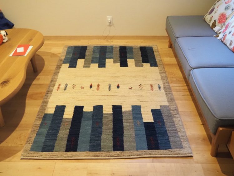 リビングに馴染むかわいらしさと大人っぽさがあるギャッベ絨毯　# CASE1074