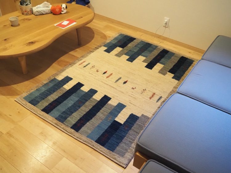 リビングに馴染むかわいらしさと大人っぽさがあるギャッベ絨毯　# CASE1074