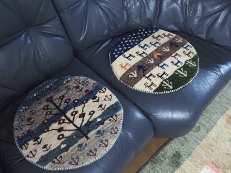 リビングソファに円形ミニギャッベ　# CASE1079