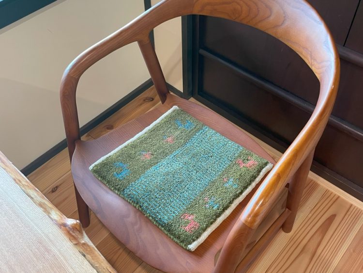 無垢チェアにミニギャッベ　# CASE1078