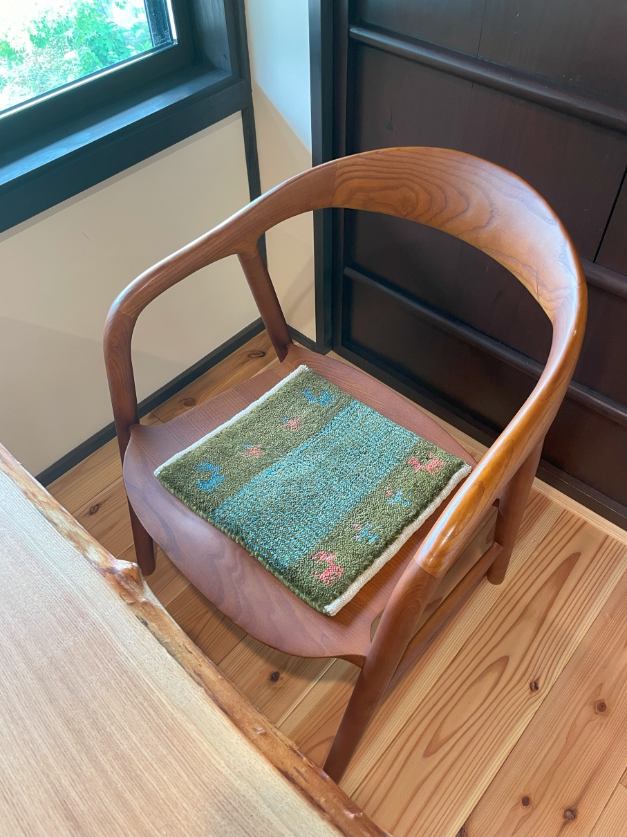 ギャベ ギャッベ ミニギャッベ 椅子用 座布団 緑 無垢チェア 絨毯 リビング インテリア 雑貨 ゾランバリ トライバル ラグ バルーチ トルクメン 遊牧民 北欧 洋風 草木染め インテリア 住宅リフォーム 京都 亀屋寝装センター