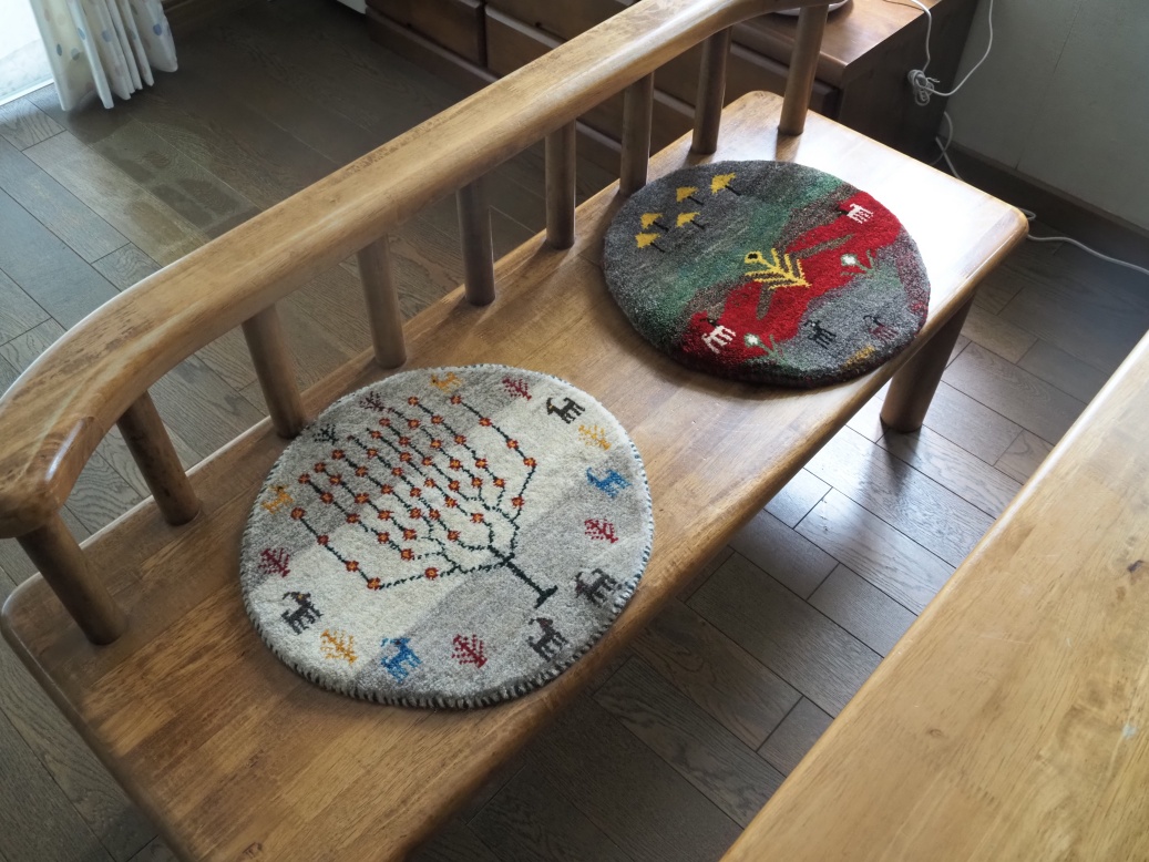 ギャベ ギャッベ ミニギャッベ ダイニングチェア 円形 ライオン 生命の樹 鹿 椅子用 座布団 絨毯 リビング インテリア 雑貨 ゾランバリ トライバル ラグ バルーチ トルクメン 遊牧民 北欧 洋風 草木染め インテリア 住宅リフォーム 京都 亀屋寝装センター