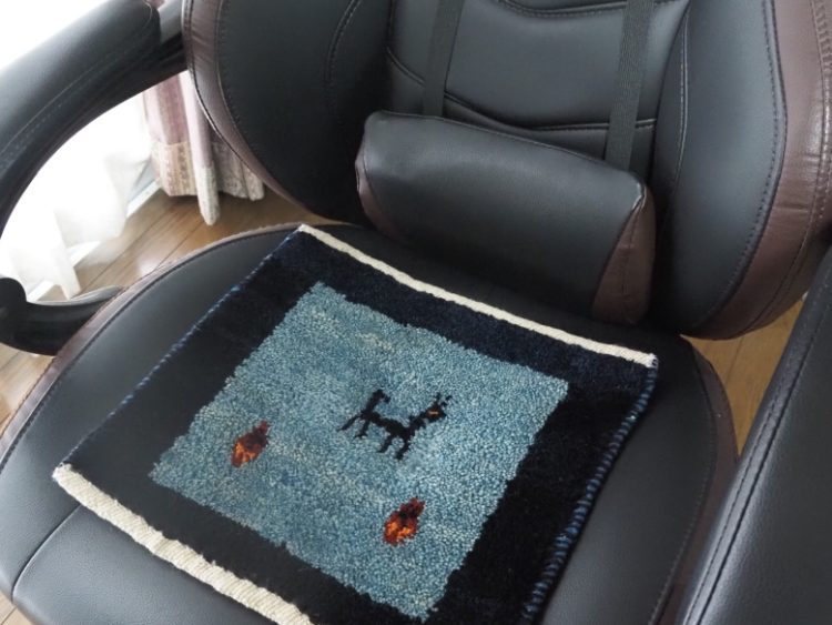 旦那様お気に入りゲーミングチェアにミニギャッベ　# CASE1080