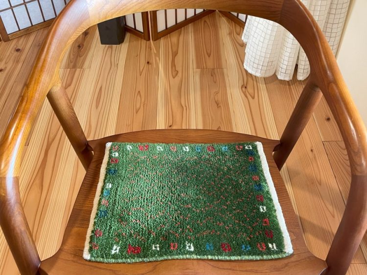 無垢チェアにミニギャッベ　# CASE1078