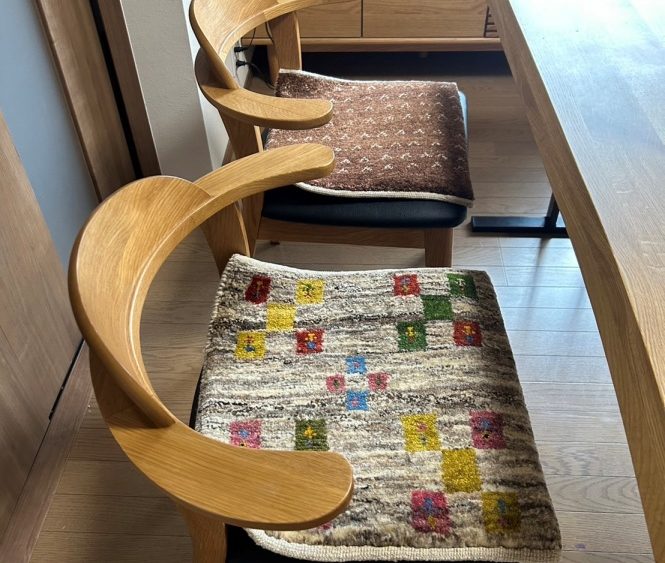 ダイニングの椅子にミニギャッベ　# CASE1083