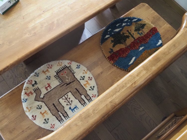 ダイニングチェアに円形と四角のミニギャッベ　# CASE1084