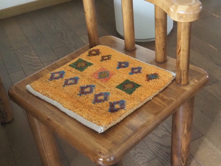 ダイニングチェアに円形と四角のミニギャッベ　# CASE1084