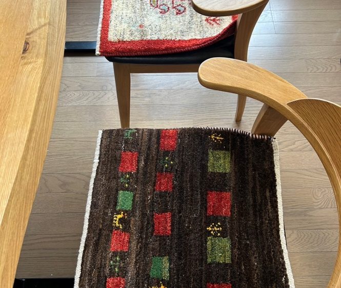 ダイニングの椅子にミニギャッベ　# CASE1083