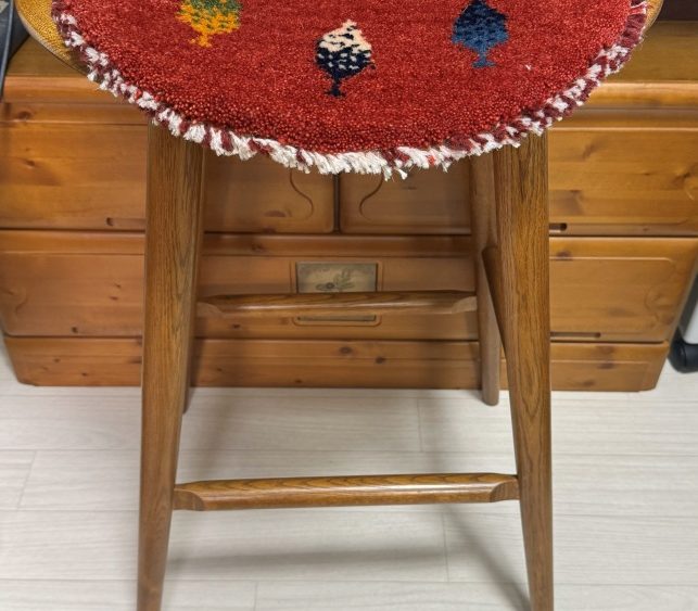 作業用のスツールに円形ギャッベ　# CASE1082