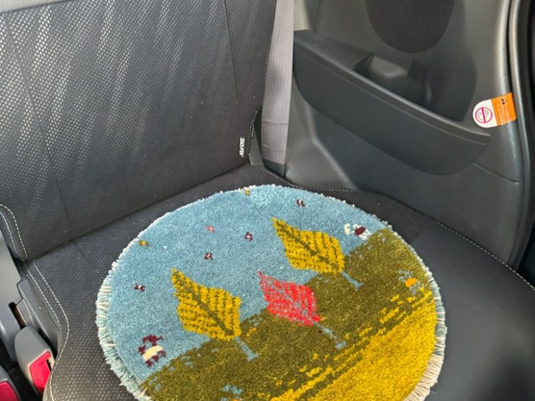 お子さんお気に入り車のシートに円形ミニギャッベ　# CASE1081