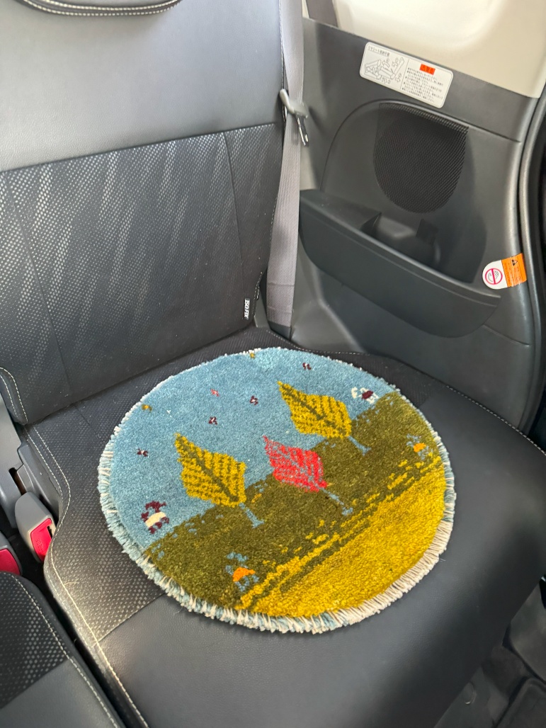 ギャベ ギャッベ ミニギャッベ 円形 車 シート 生命の樹 青 椅子用 座布団 絨毯 リビング インテリア 雑貨 ゾランバリ トライバル ラグ バルーチ トルクメン 遊牧民 北欧 洋風 草木染め インテリア 住宅リフォーム 京都 亀屋寝装センター