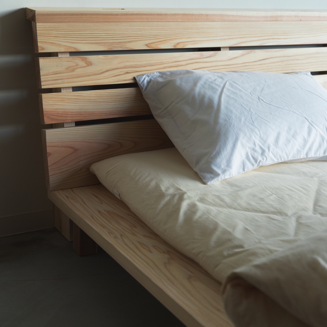杉ベッド 国産杉 無垢ベッド 日本製ベッド ベッドフレーム ヘッドボード付きベッド ローベッド すのこベッド 通気性 ベッド 敷布団対応ベッド 木製ベッド ナチュラルインテリア 寝具専門店 YUNAGI
