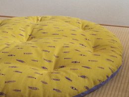 家族でくつろぐ大判丸座布団｜直径100cmの特注円形座布団