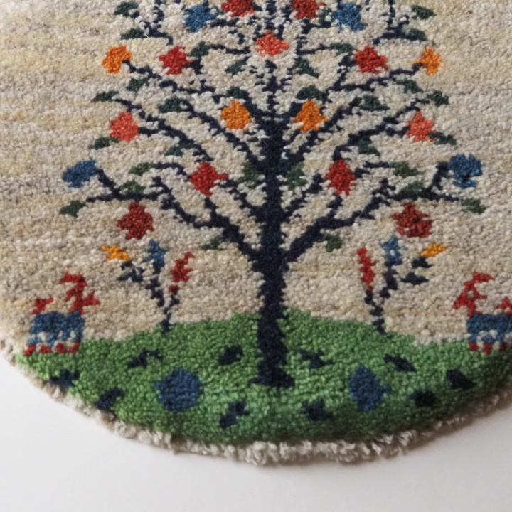 ギャッベ ギャベ 生命の樹 鹿 城 風景画 イラン シラーズ ペルシャ カシュガイ 草木染め 手紡ぎ 手織り 絨毯 ラグ 敷物 ミニギャッベ 座布団 チェア ソファ インテリア雑貨 マツコの知らない世界 ギャッベ京都 ダイニングチェア クッション 北欧 京都 亀屋寝装センター