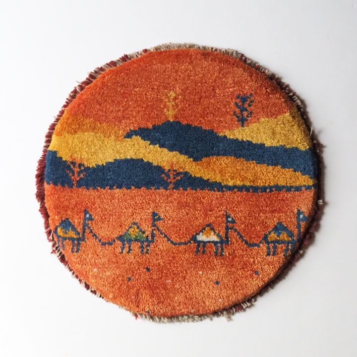 ギャッベ ギャベ ラクダ 風景画 イラン シラーズ ペルシャ カシュガイ 草木染め 手紡ぎ 手織り 絨毯 ラグ 敷物 ミニギャッベ 座布団 チェア ソファ インテリア雑貨 マツコの知らない世界 ギャッベ京都 ダイニングチェア クッション 北欧 京都 亀屋寝装センター