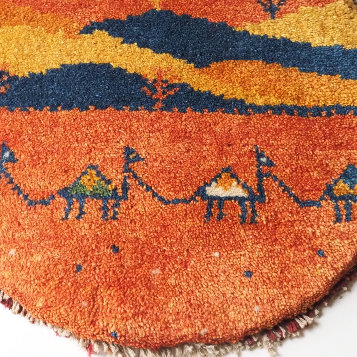 ギャッベ ギャベ ラクダ 風景画 イラン シラーズ ペルシャ カシュガイ 草木染め 手紡ぎ 手織り 絨毯 ラグ 敷物 ミニギャッベ 座布団 チェア ソファ インテリア雑貨 マツコの知らない世界 ギャッベ京都 ダイニングチェア クッション 北欧 京都 亀屋寝装センター