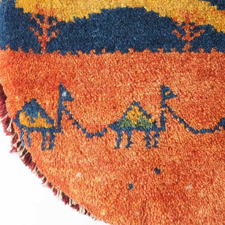 ギャッベ ギャベ ラクダ 風景画 イラン シラーズ ペルシャ カシュガイ 草木染め 手紡ぎ 手織り 絨毯 ラグ 敷物 ミニギャッベ 座布団 チェア ソファ インテリア雑貨 マツコの知らない世界 ギャッベ京都 ダイニングチェア クッション 北欧 京都 亀屋寝装センター