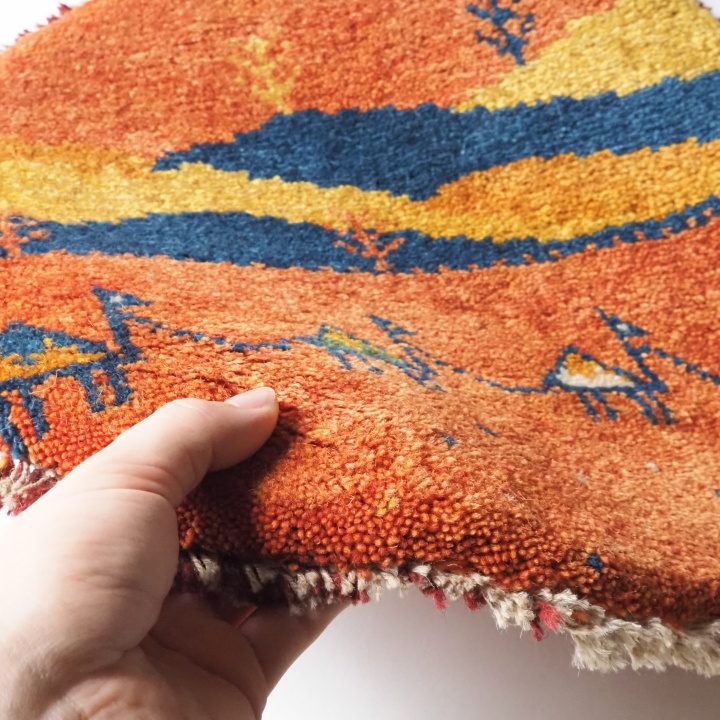 ギャッベ ギャベ ラクダ 風景画 イラン シラーズ ペルシャ カシュガイ 草木染め 手紡ぎ 手織り 絨毯 ラグ 敷物 ミニギャッベ 座布団 チェア ソファ インテリア雑貨 マツコの知らない世界 ギャッベ京都 ダイニングチェア クッション 北欧 京都 亀屋寝装センター